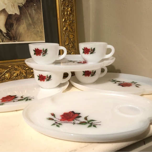 7568 Mid Century VTG 50's Federal Glass Milkglass Red Rose Snack Plates & Cups - Picture 11 of 16